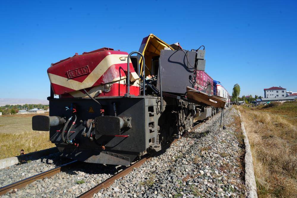 Yolcu treni beton mikserine çarptı! Makinist öldü, 2 yaralı var 1